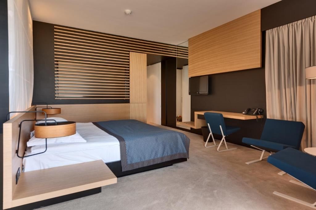 rooms-2-rooms-familyroom