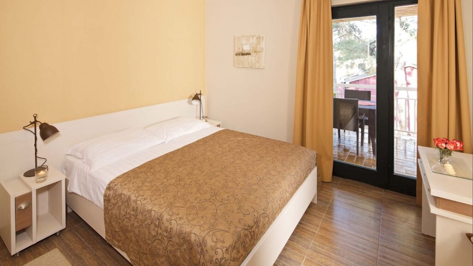 rooms-2-bedroom-classic-apartment-park-view-balcony