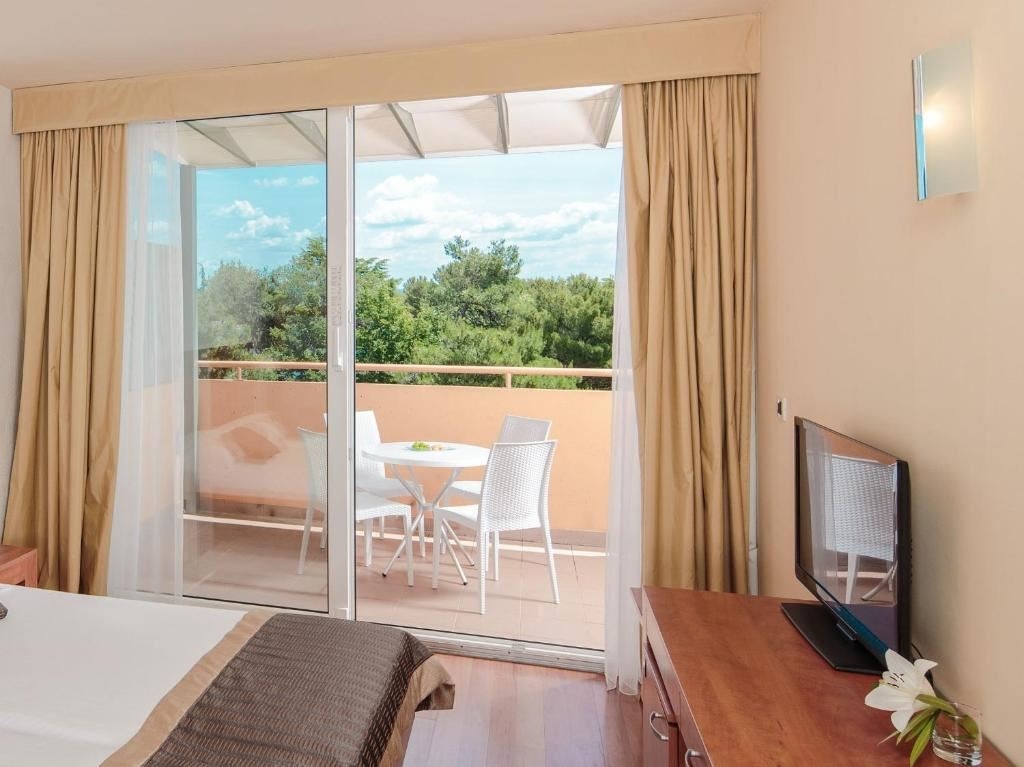 rooms-double-classic-room-park-view-balcony