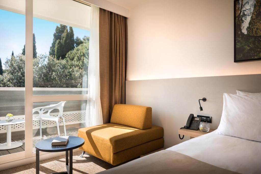 rooms-triple-superior-room-balcony