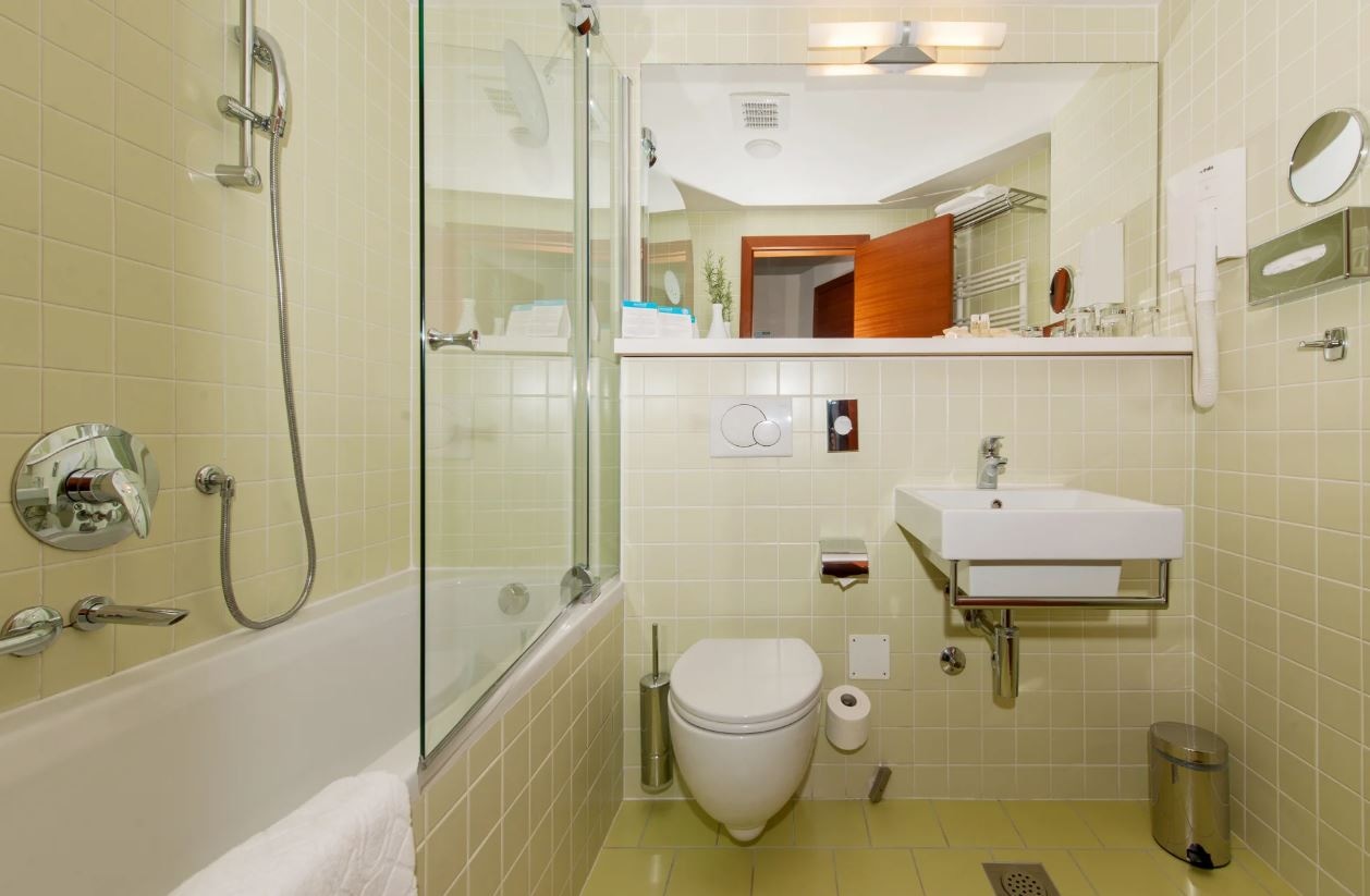 rooms-2-connectingrooms-standard-familyroom-balcony