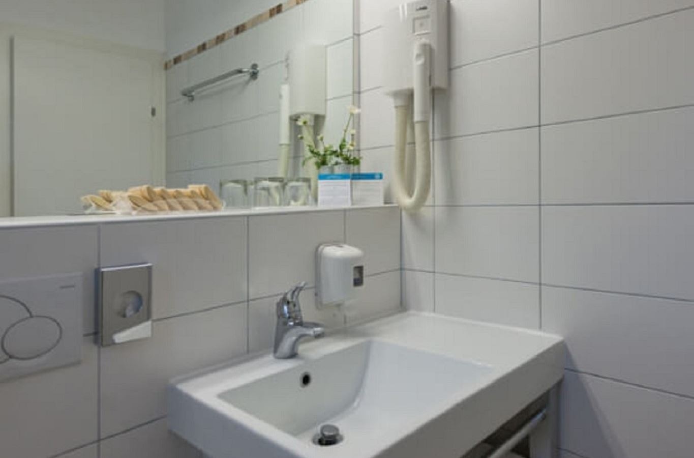 rooms-2-bedroom-apartment-balcony-or-terrace