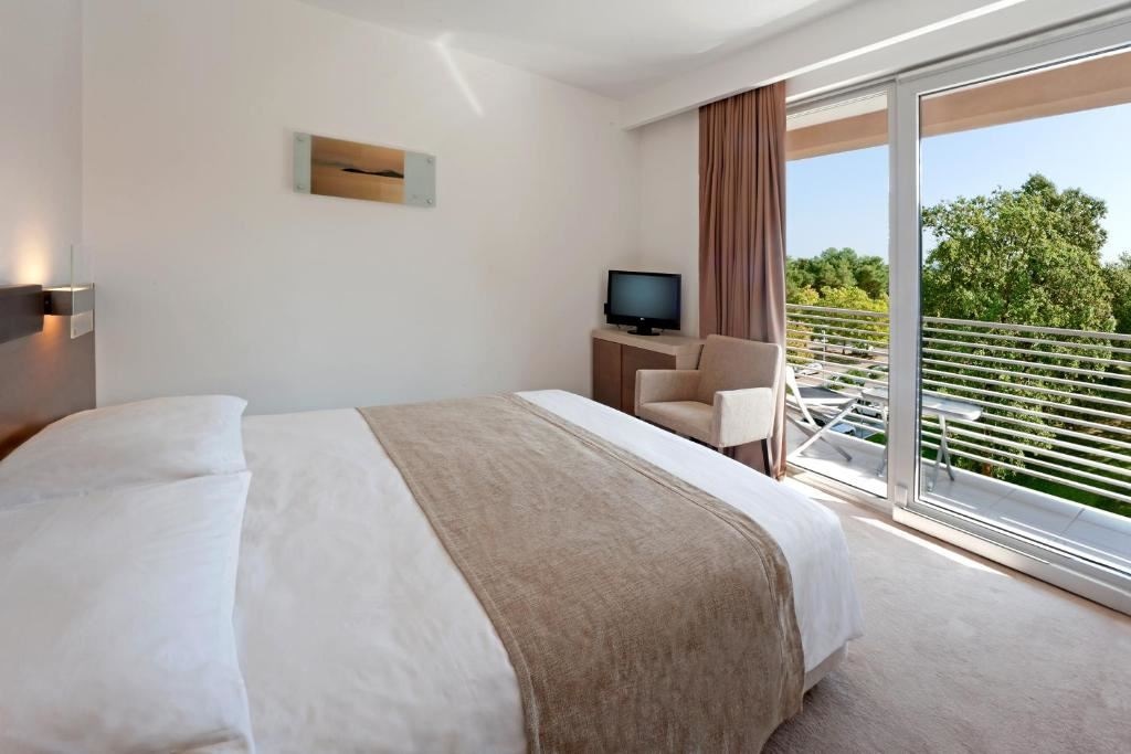 rooms-double-classic-room-balcony