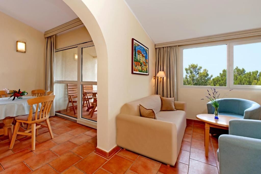 rooms-2-bedroom-apartment-park-view-balcony