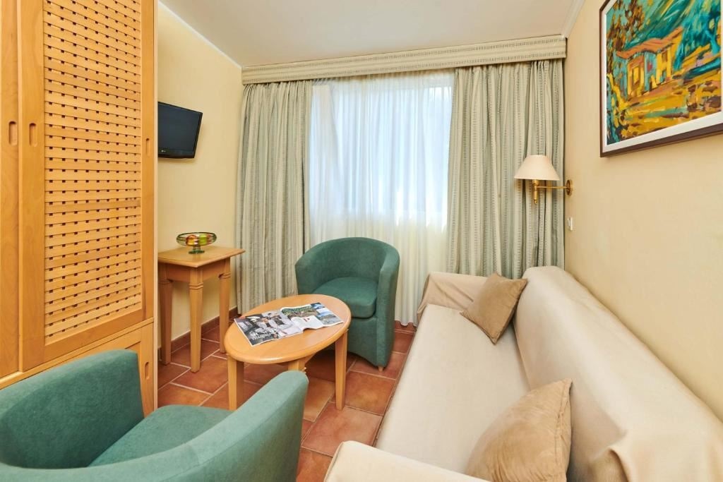 rooms-2-bedroom-apartment-park-view-balcony