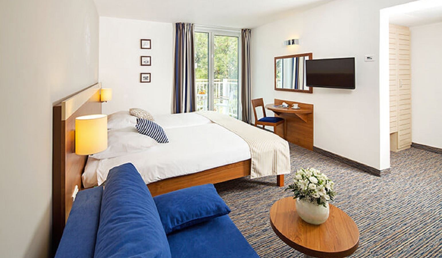 rooms-triple-annex-superior-room-sea-side-balcony