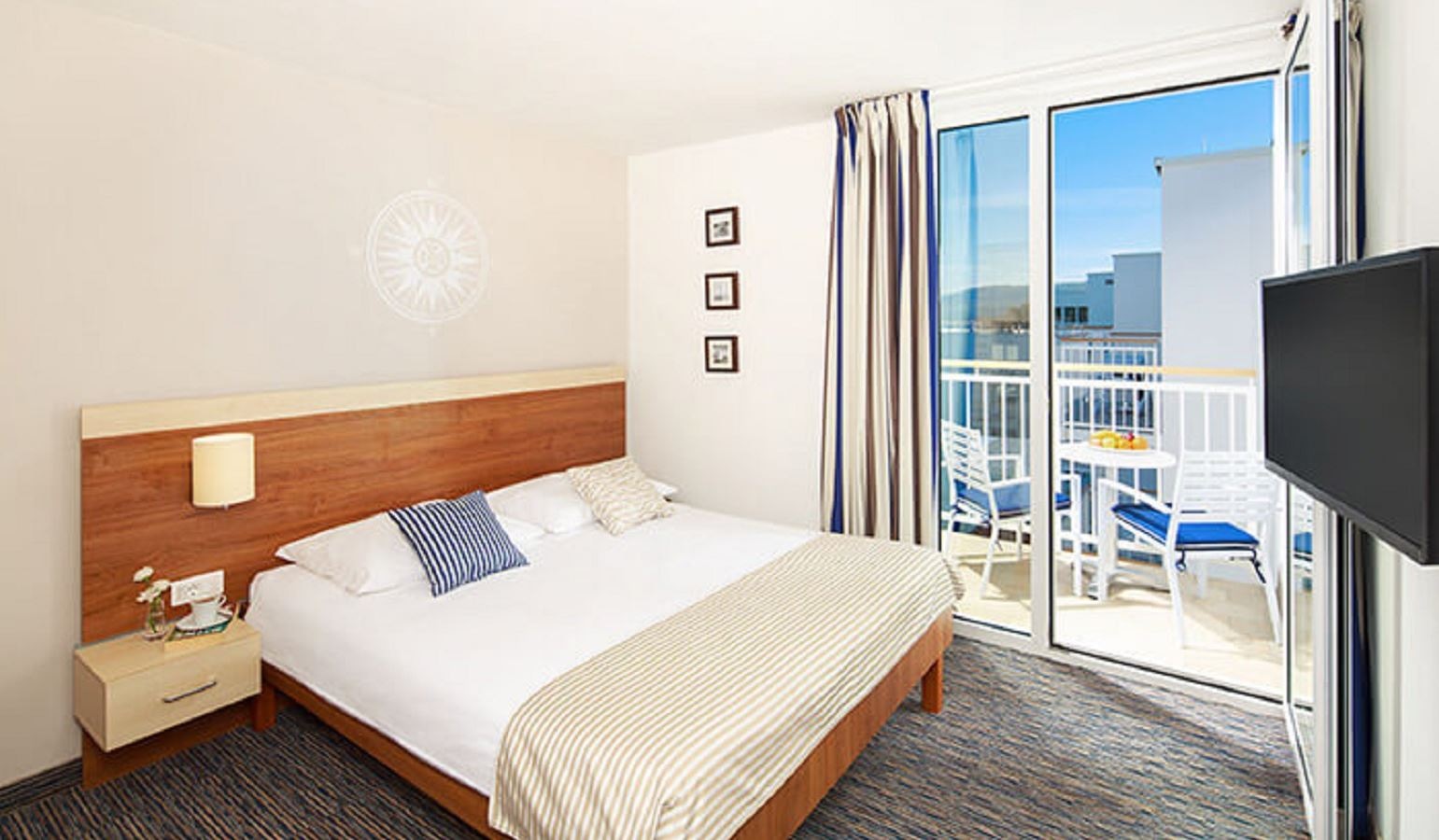 rooms-single-use-superior-room-sea-side-balcony