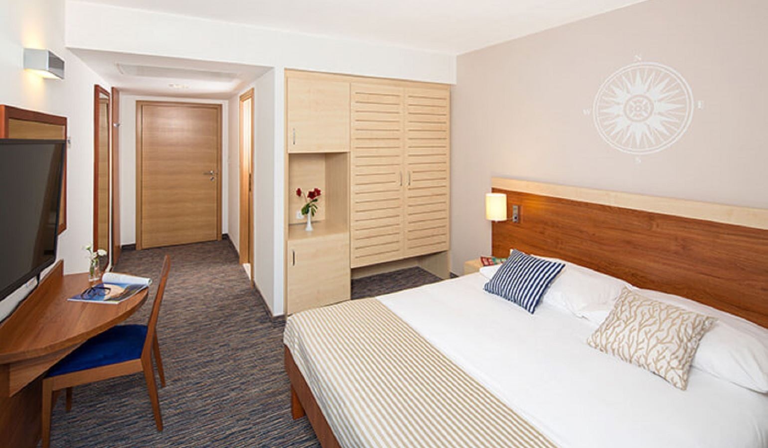 rooms-single-wchild-superior-room-sea-side-balcony