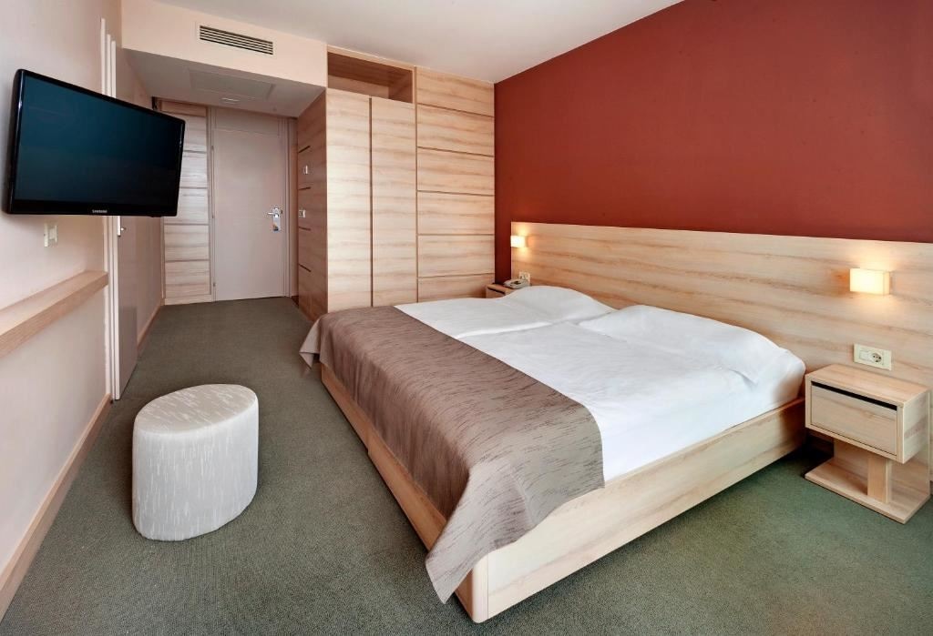 rooms-double-classic-room-park-view-balcony