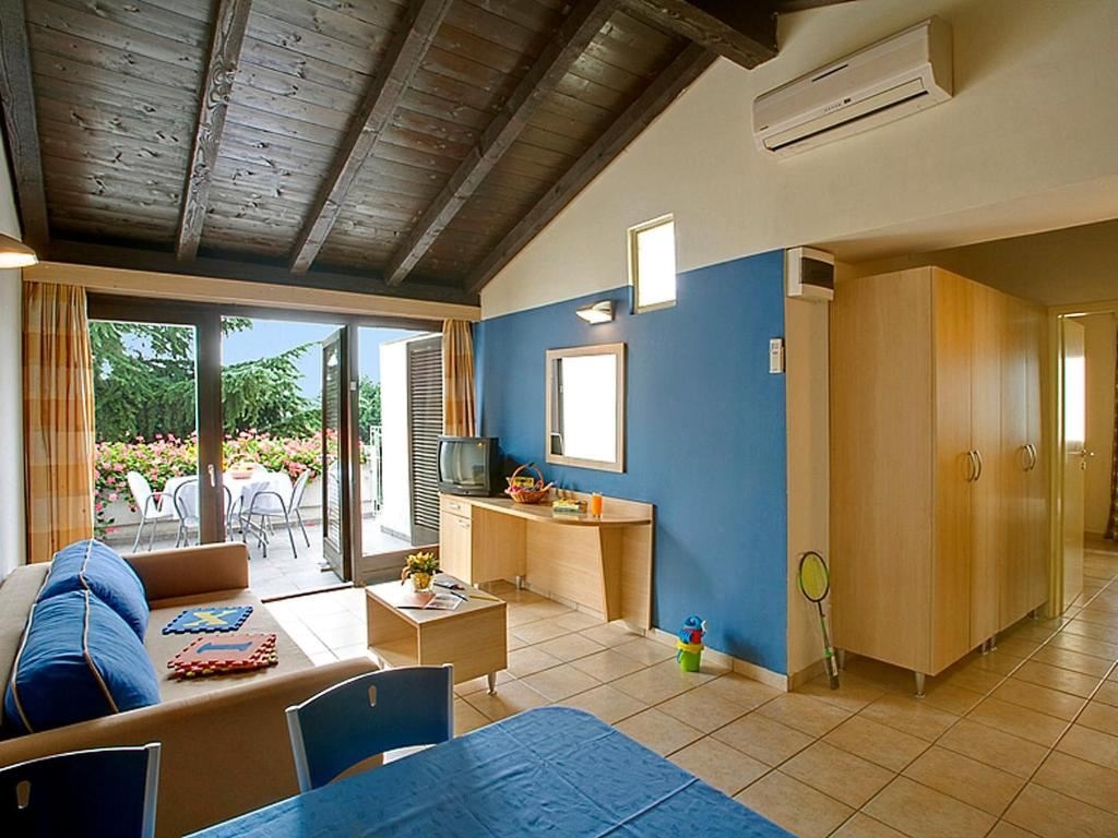 rooms-1-bedroom-apartment-balcony