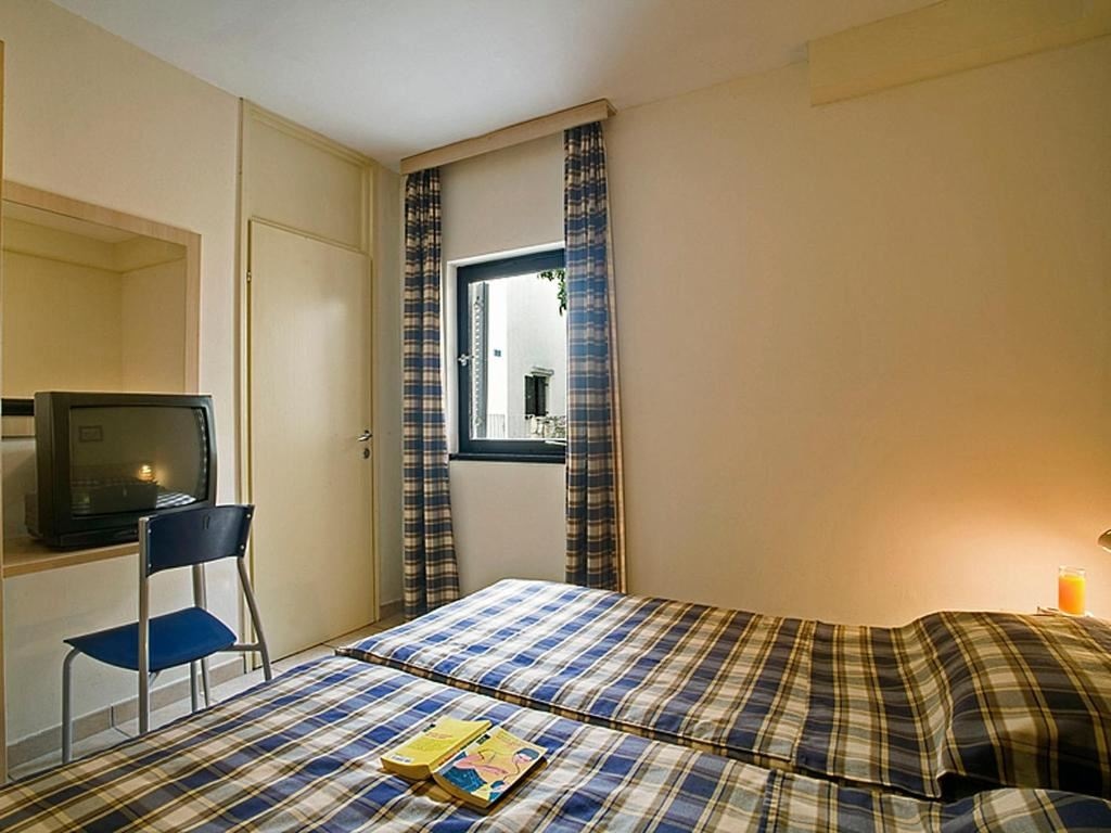 rooms-2-bedroom-apartment-terrace