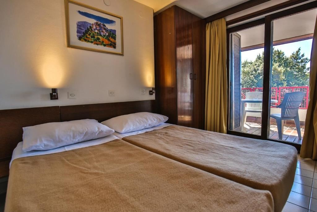 rooms-1-bedroom-apartment-park-view-balcony