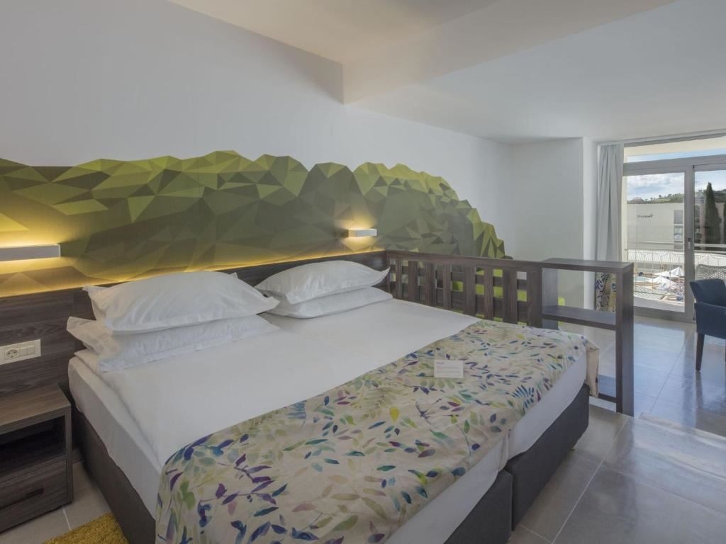 rooms-superior-room-seaside-balcony