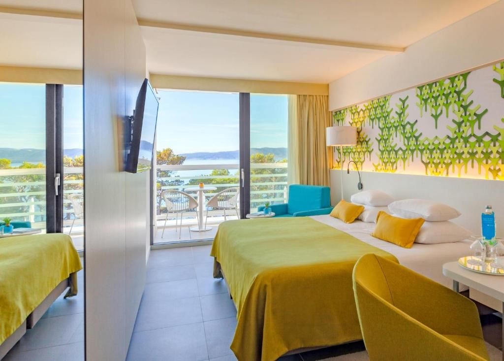 rooms-superior-room-seaside-balcony