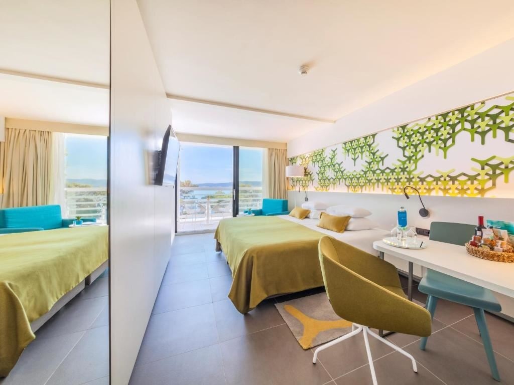 rooms-superior-room-seaside-balcony