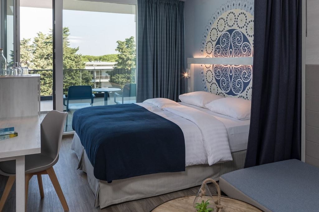 rooms-comfort-family-room-sea-side-balcony