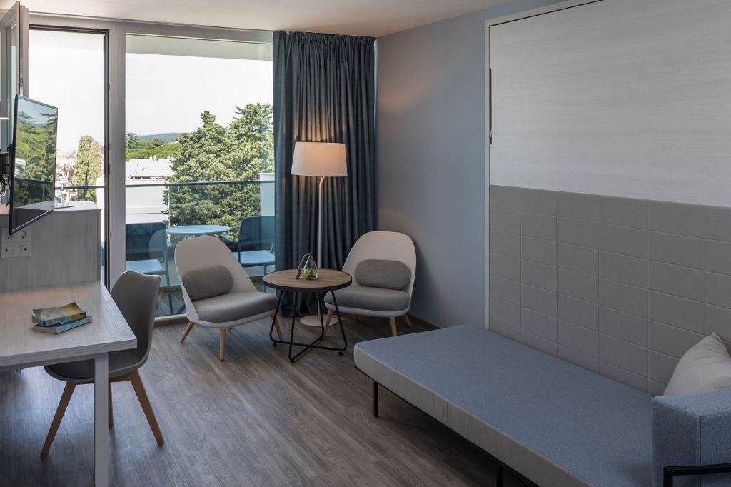 rooms-superior-familysuite-balcony