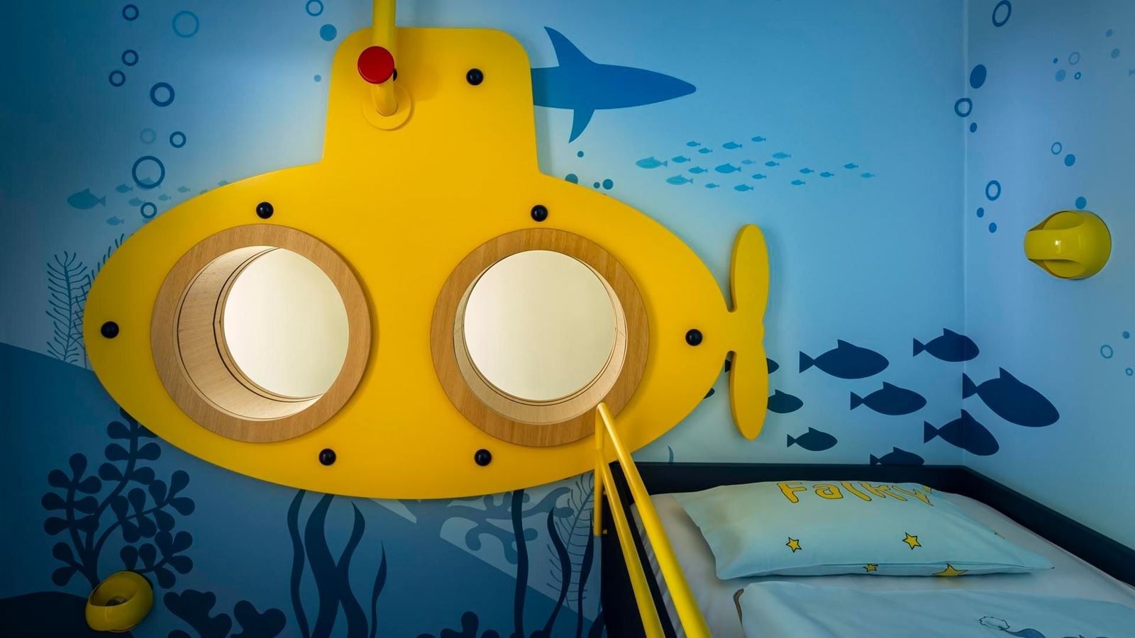 rooms-deluxe-familyroom-seaside