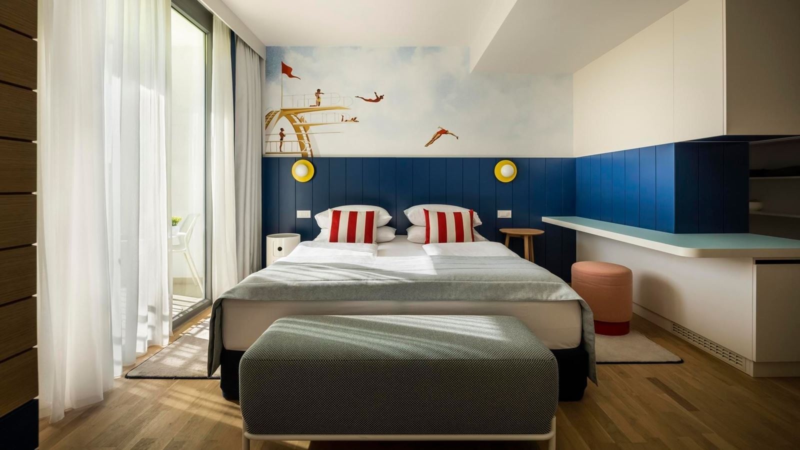 rooms-deluxe-familyroom