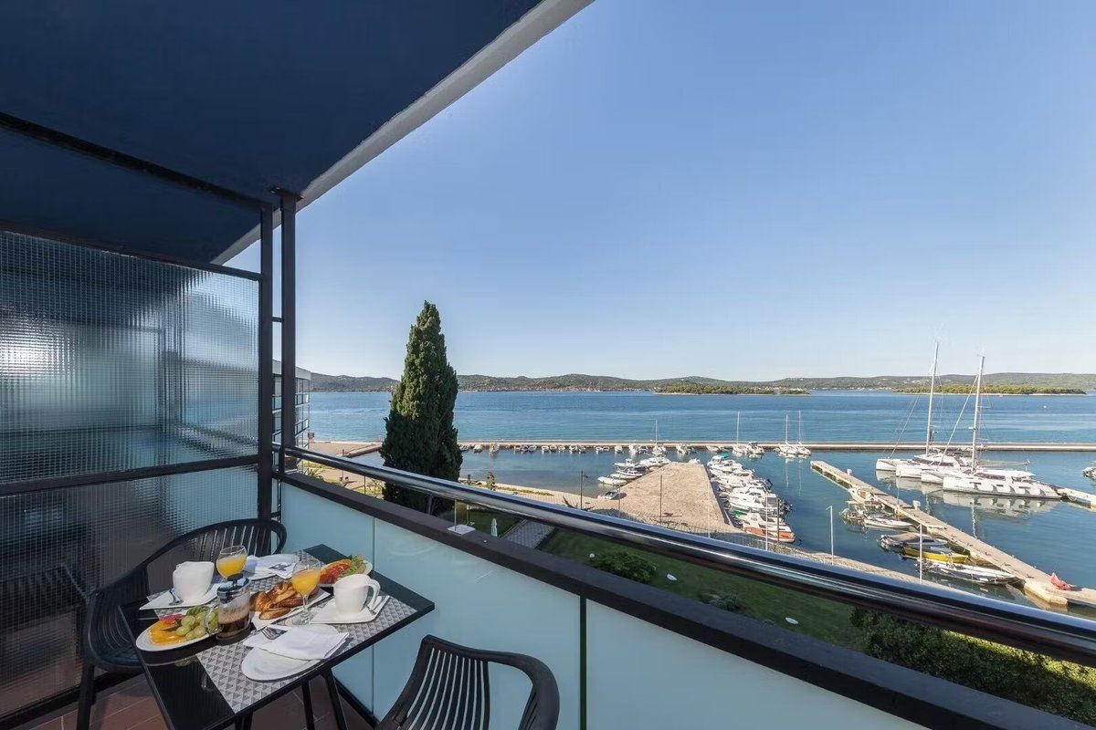 rooms-superior-room-seaview-balcony