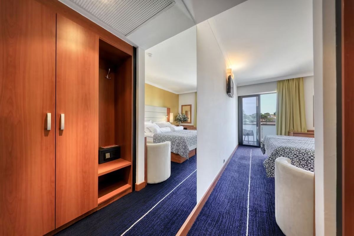 rooms-comfort-room-park-view-balcony