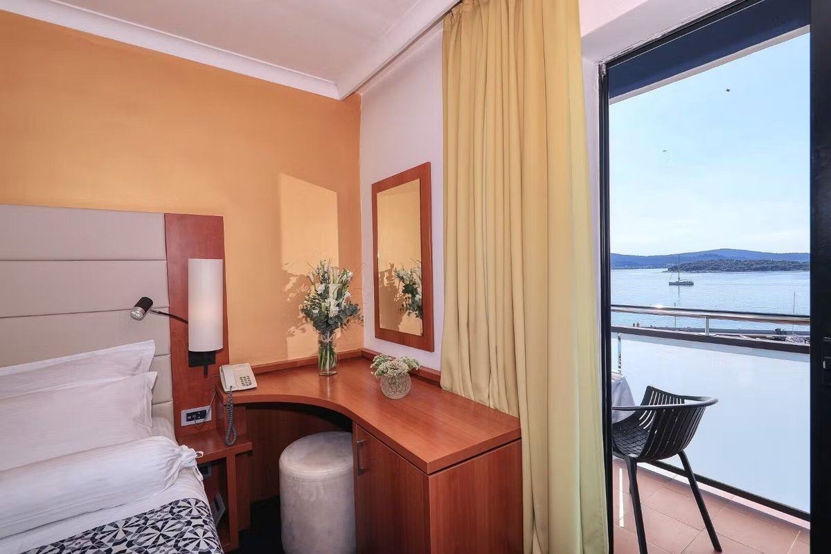 rooms-superior-room-seaview-balcony