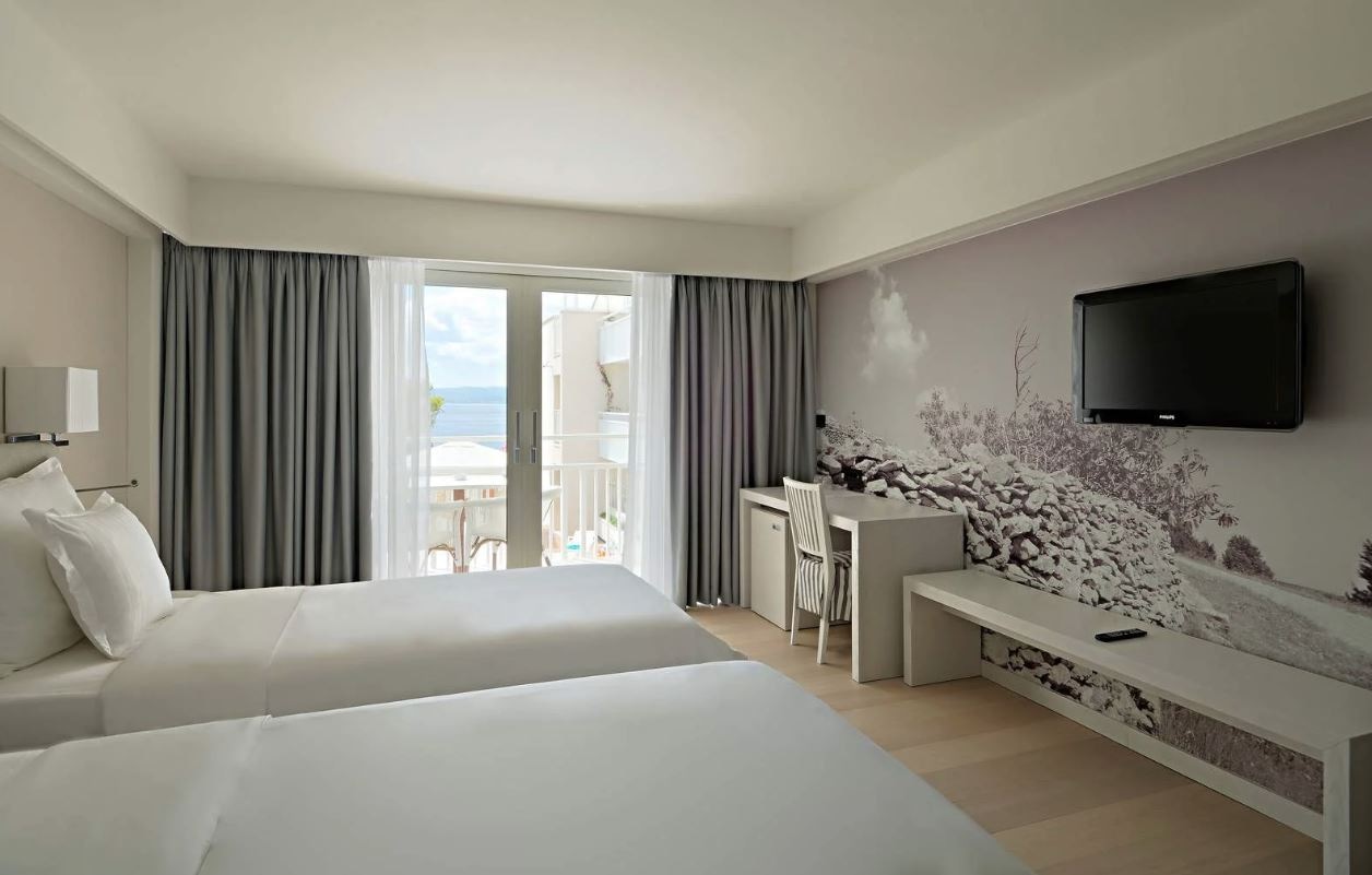 rooms-room-lateral-sea-view-or-pool-view-balcony