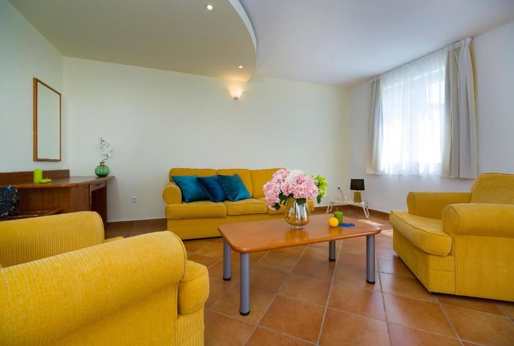 rooms-premium-familyroom-seaview-balcony