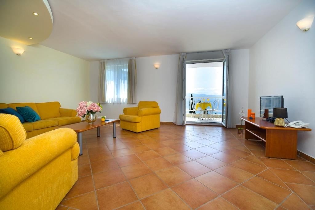 rooms-premium-familyroom-seaview-balcony