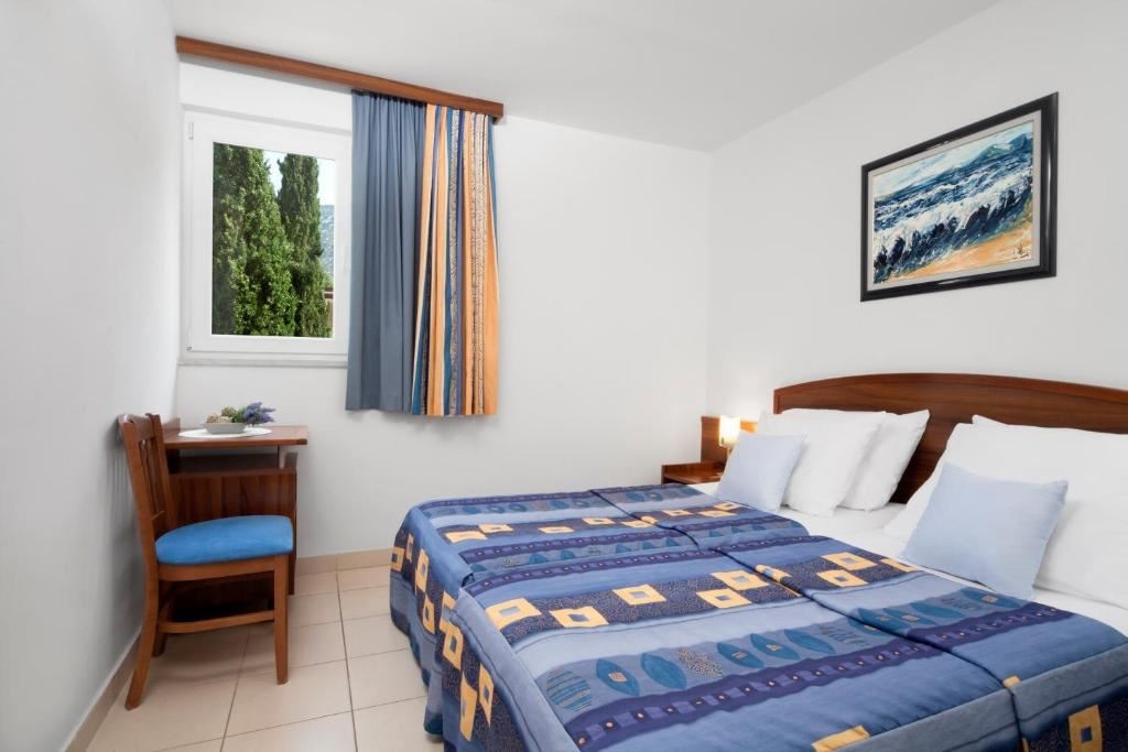 rooms-familyroom-balcony-or-terrace