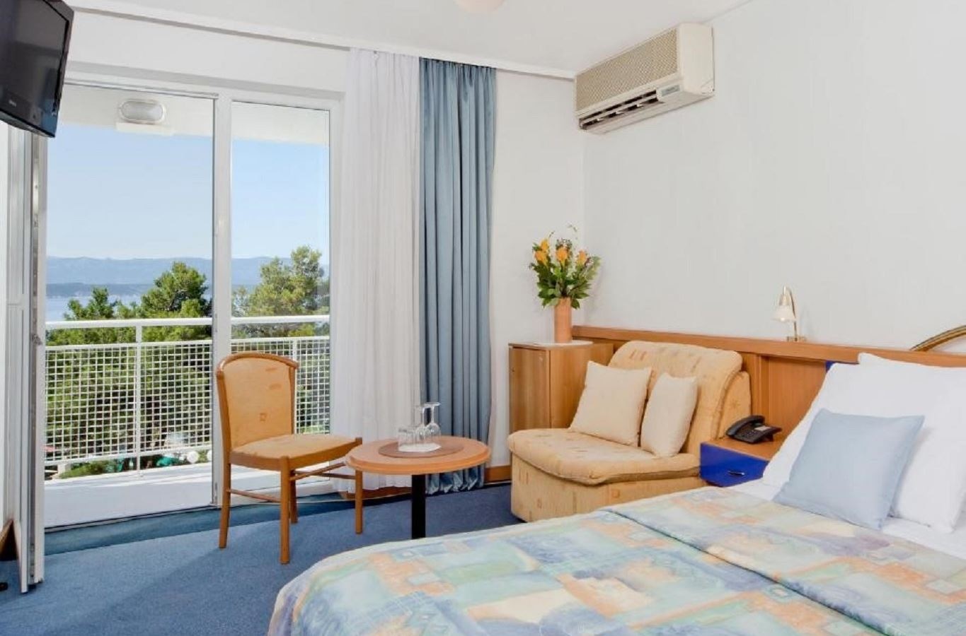 rooms-standard-room-seaside-balcony