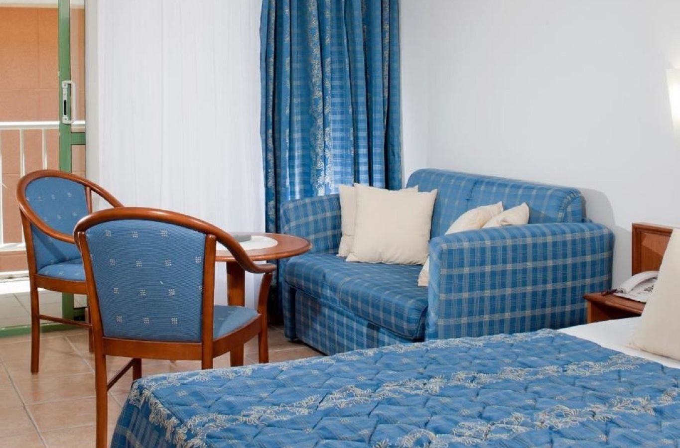 rooms-standard-room-balcony