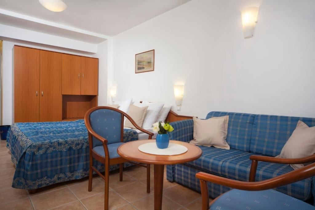 rooms-standard-room-seaside-balcony