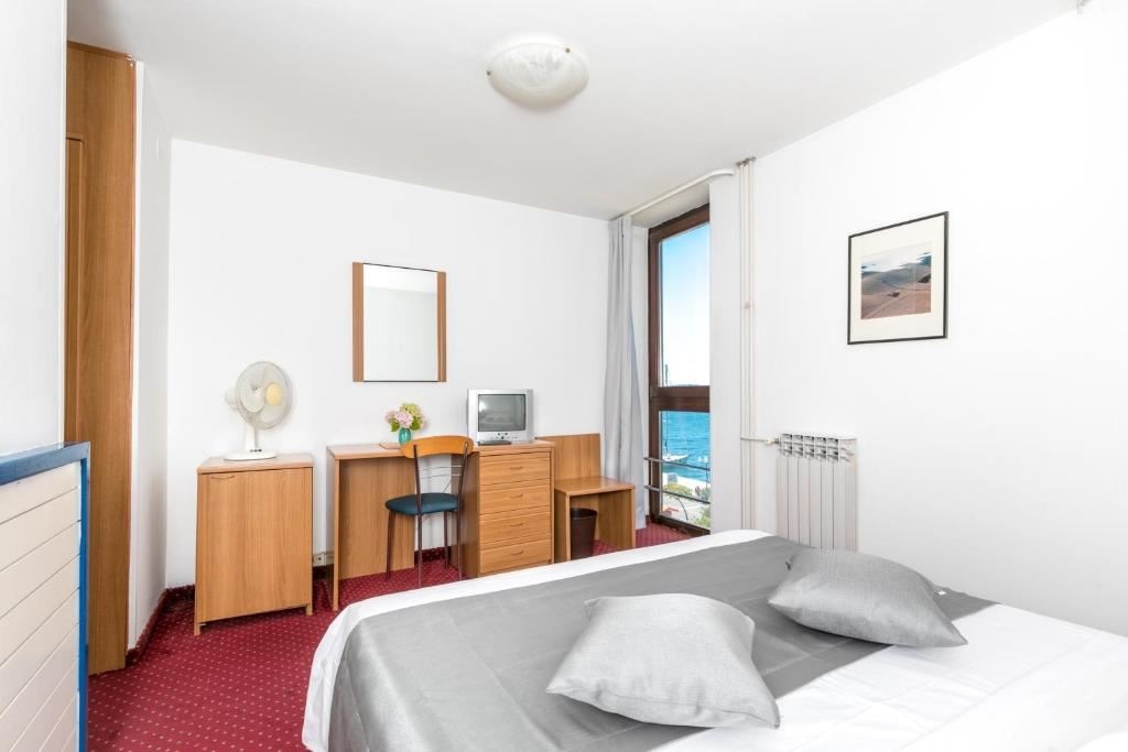 rooms-double-standard-room-seaview