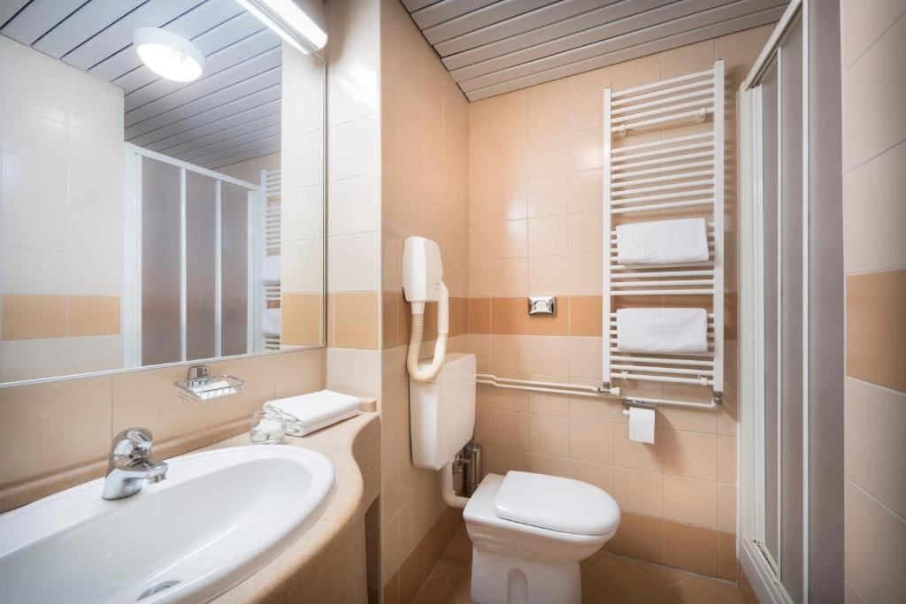 rooms-triple-superior-room-seaside-balcony