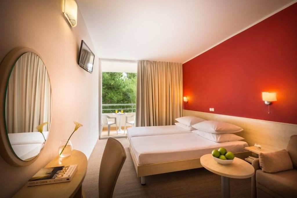 rooms-triple-superior-room-balcony