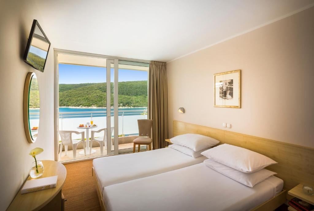 rooms-twin-superior-room-seaside-balcony