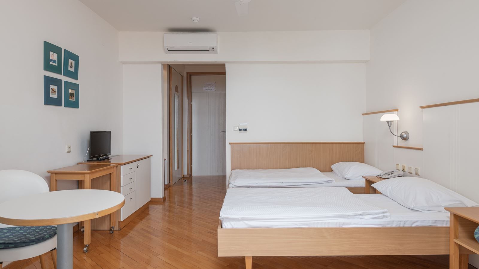 rooms-twin-classic-room-sea-side-balcony