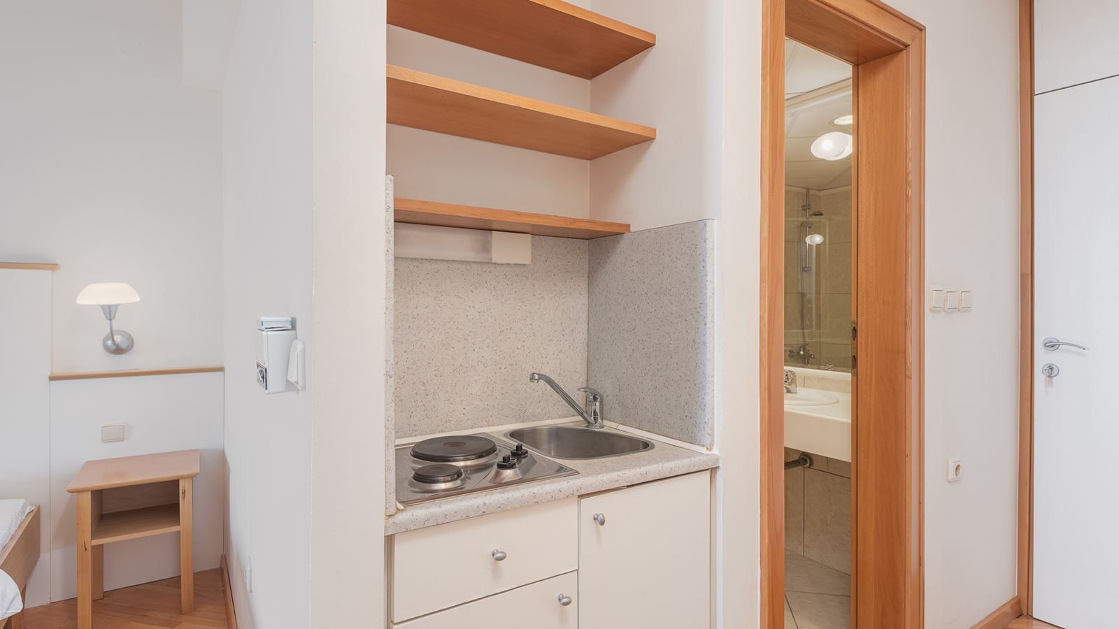 rooms-twin-classic-room-sea-side-balcony