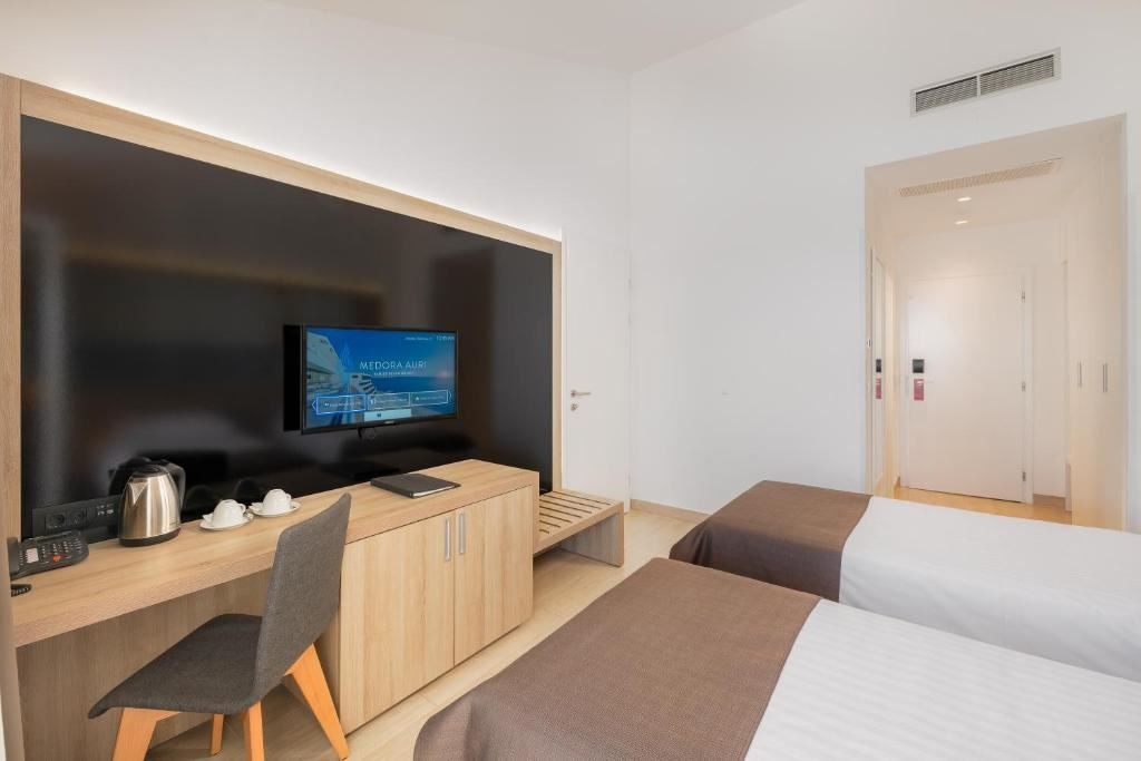 rooms-annex-superior-familyroom-seaview-balcony