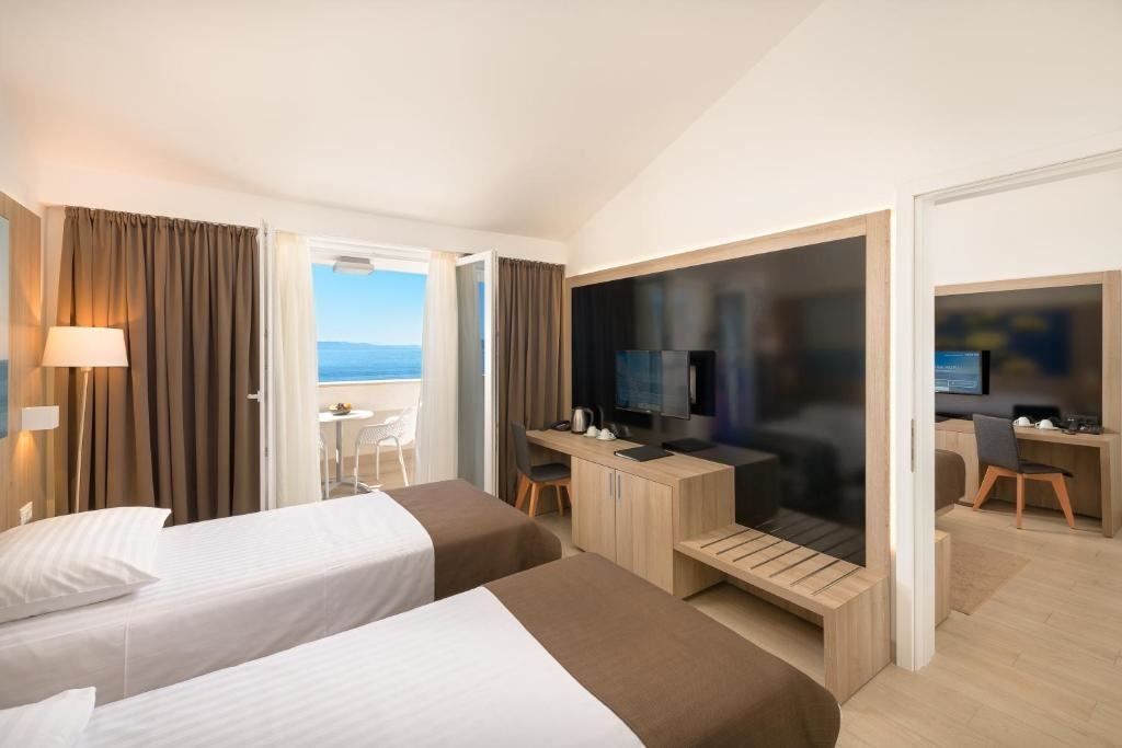 rooms-annex-superior-familyroom-seaview-balcony