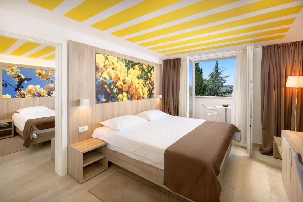 rooms-annex-superior-familyroom-balcony