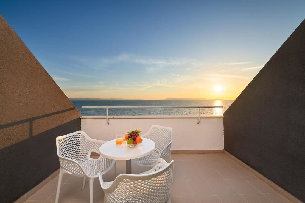 rooms-comfort-room-seaside-balcony