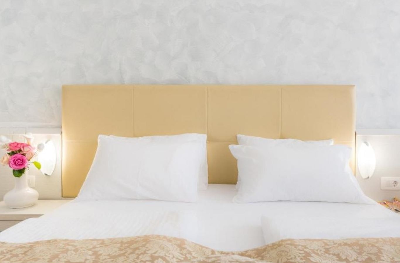 rooms-double-room-street-view