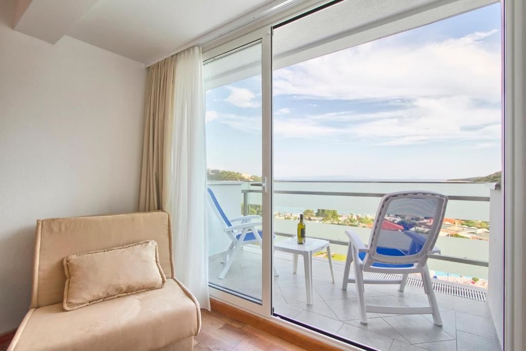 rooms-double-room-street-view