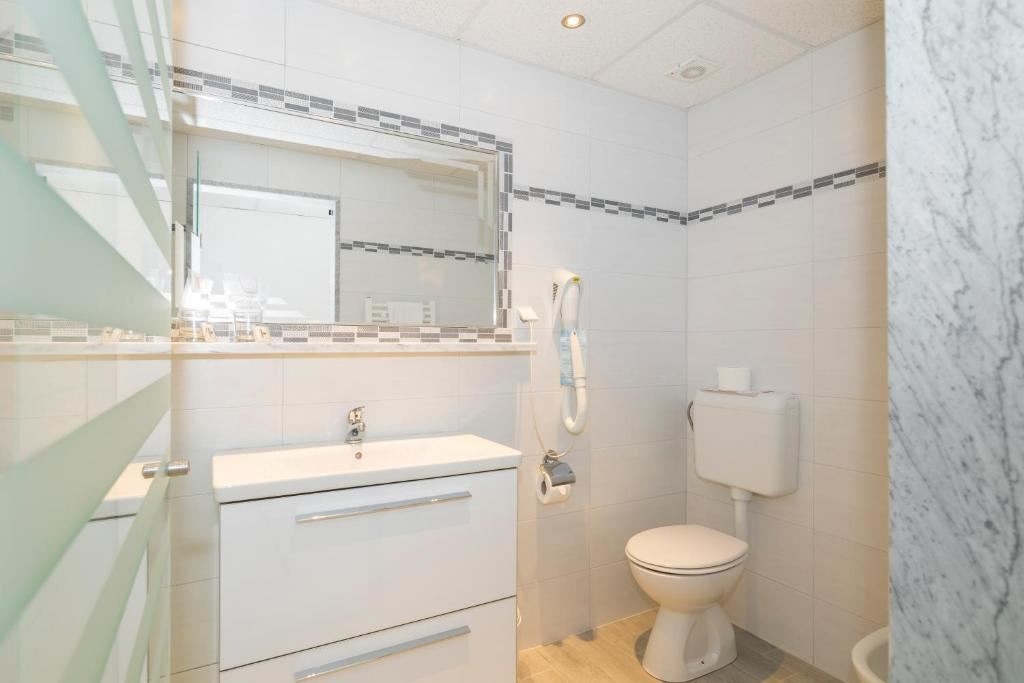 rooms-double-room-street-view