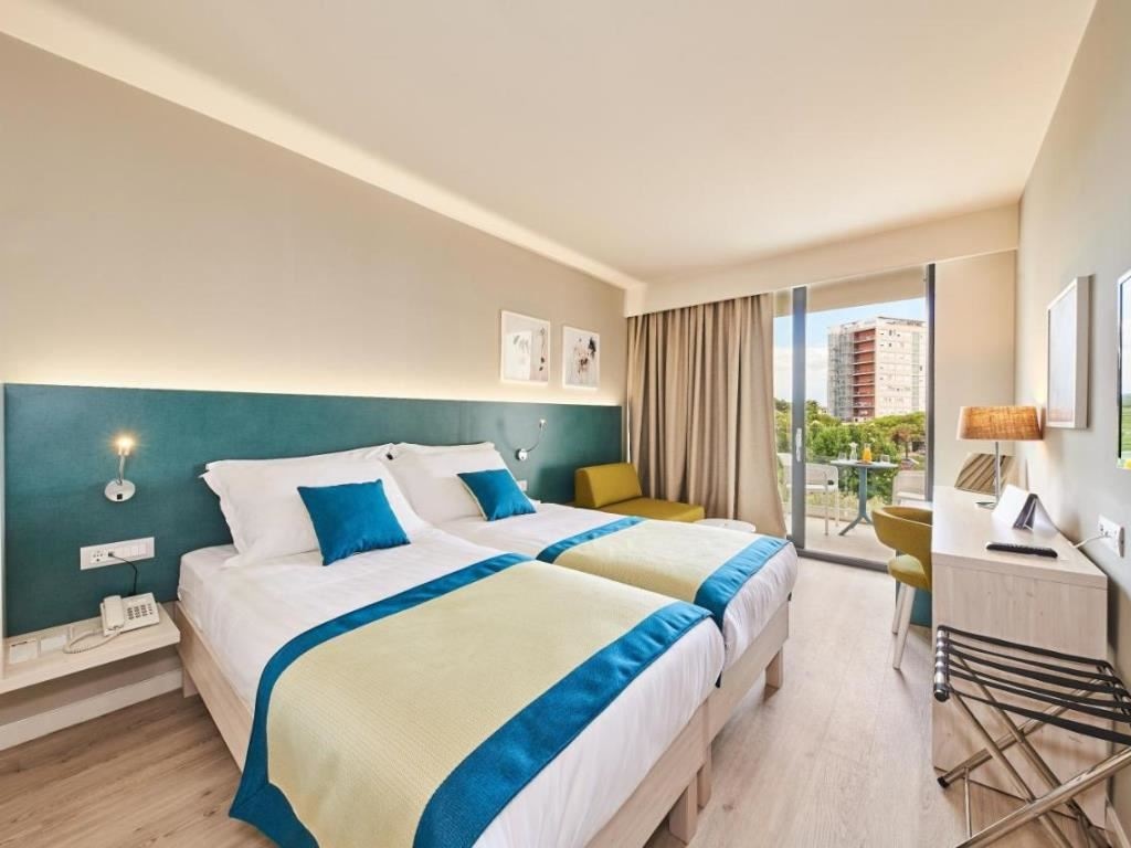 rooms-familyroom-seaview-balcony