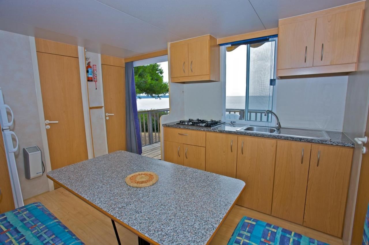 rooms-2-bedroom-mobilehome-terrace