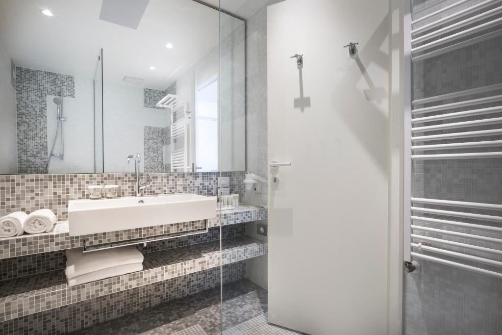 rooms-double-standard-room-seaside-balcony