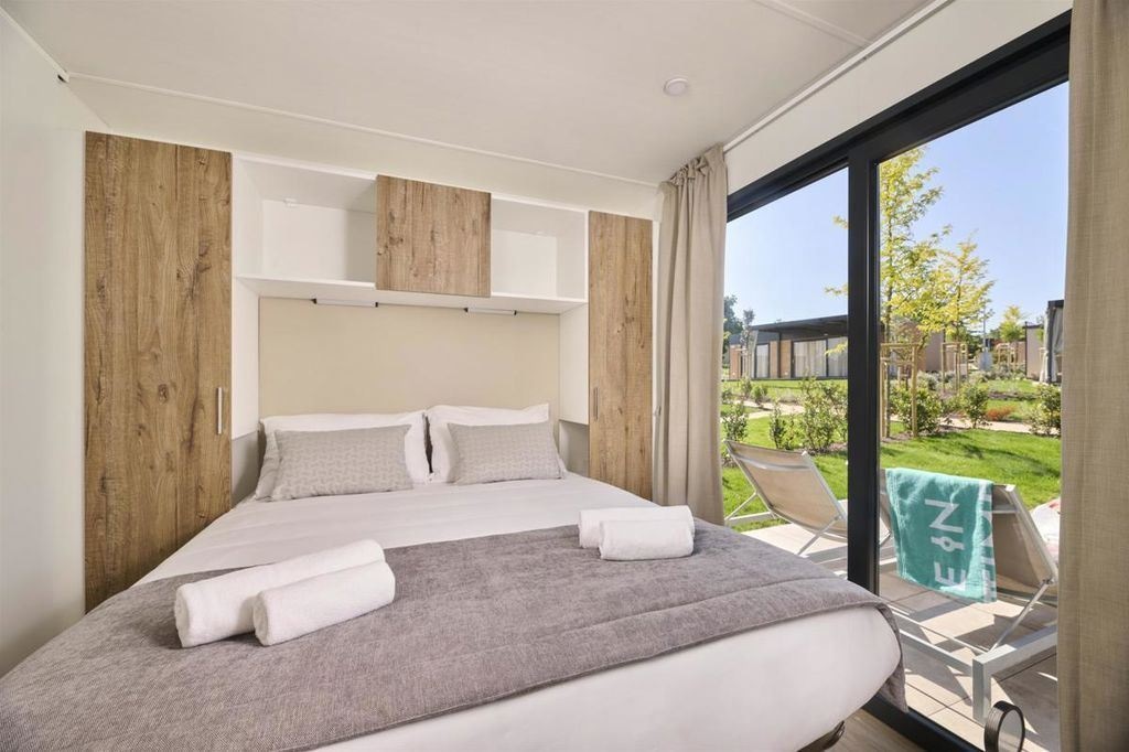 rooms-grand-mobilehome-seapool-side